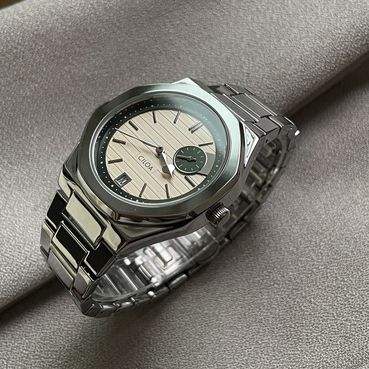 Men's Large Dial Silver Quartz Watch – Round Casual Design, Fashionable Everyday Wear
