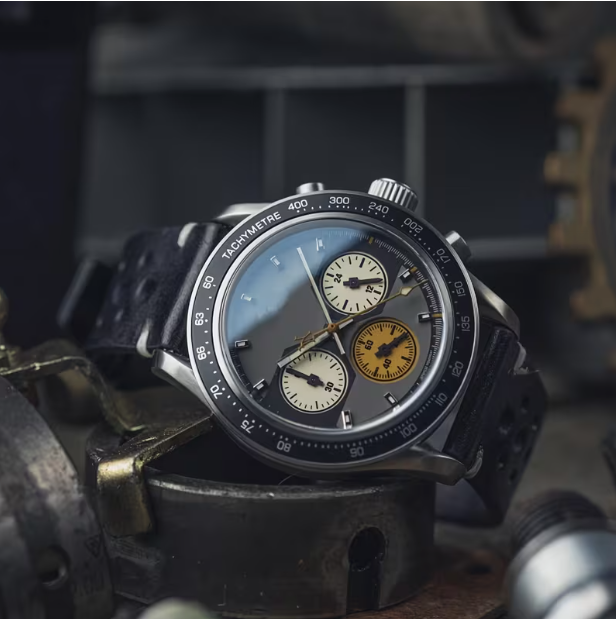 Men's Retro-Style Large Dial Stainless Steel Quartz Watch – Sporty, Elegant & High-End Design