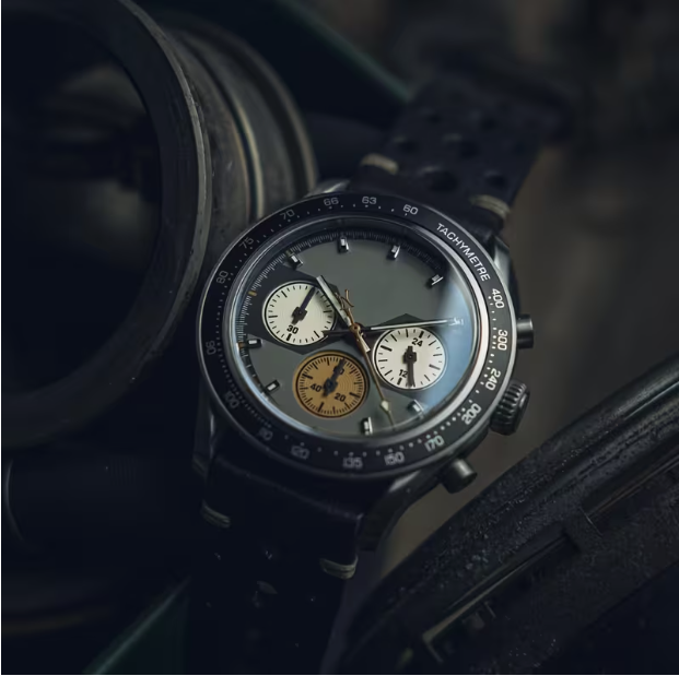 Men's Retro-Style Large Dial Stainless Steel Quartz Watch – Sporty, Elegant & High-End Design