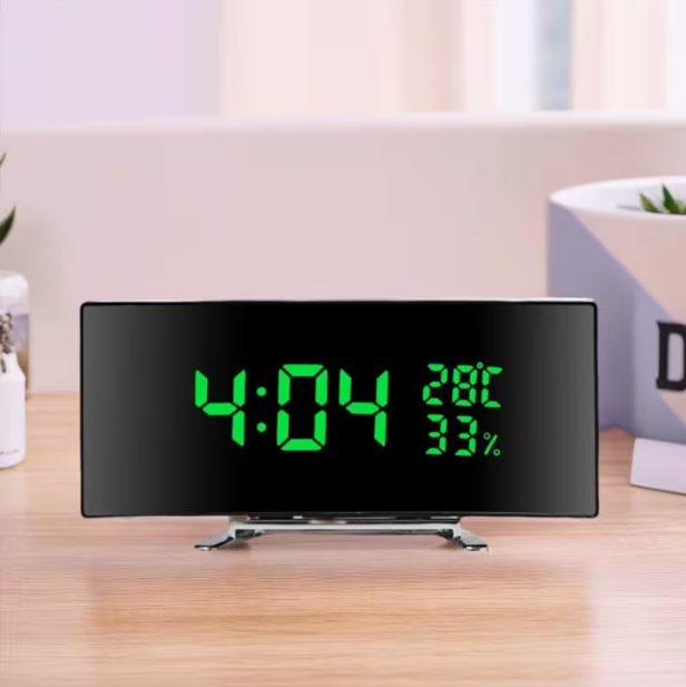 6.6-Inch Multifunctional LED Alarm Clock with Curved Large Screen – Displays Time, Temperature & Humidity, Plug-In or 3 x AAA Battery Powered (Screen Auto-Off in Battery-Only Mode)