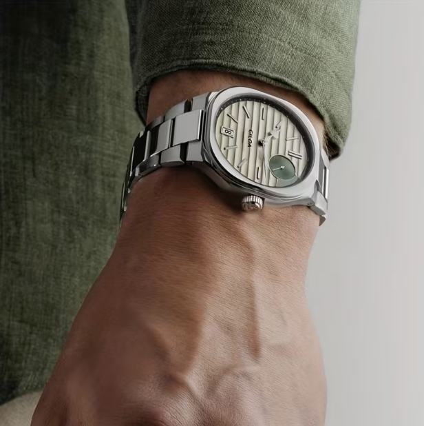 Men's Large Dial Silver Quartz Watch – Round Casual Design, Fashionable Everyday Wear