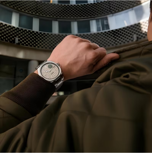 Men's Large Dial Silver Quartz Watch – Round Casual Design, Fashionable Everyday Wear