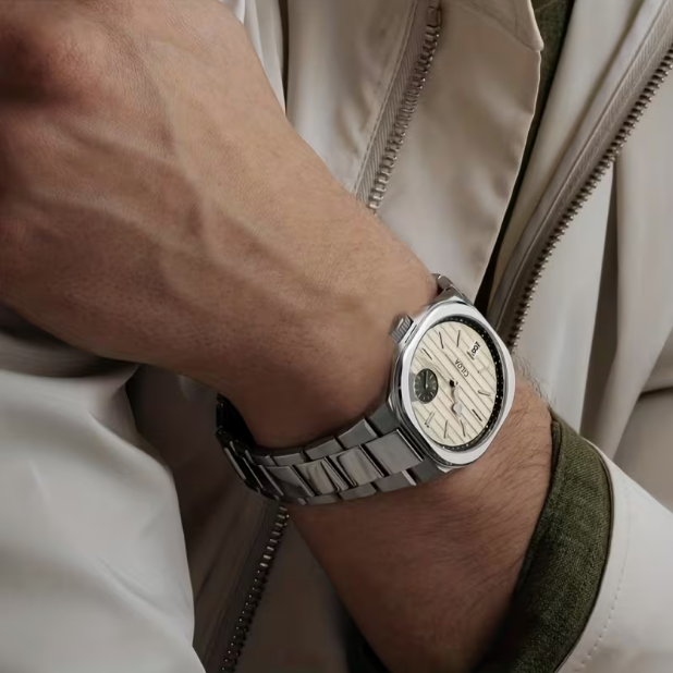 Men's Large Dial Silver Quartz Watch – Round Casual Design, Fashionable Everyday Wear
